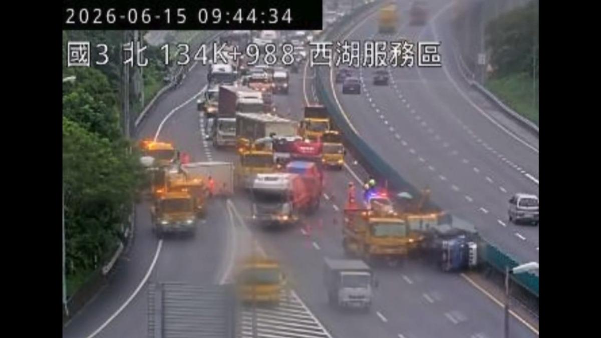 國3西湖3車連環撞!小貨車側翻塞1hr。(圖/國道即時影像)