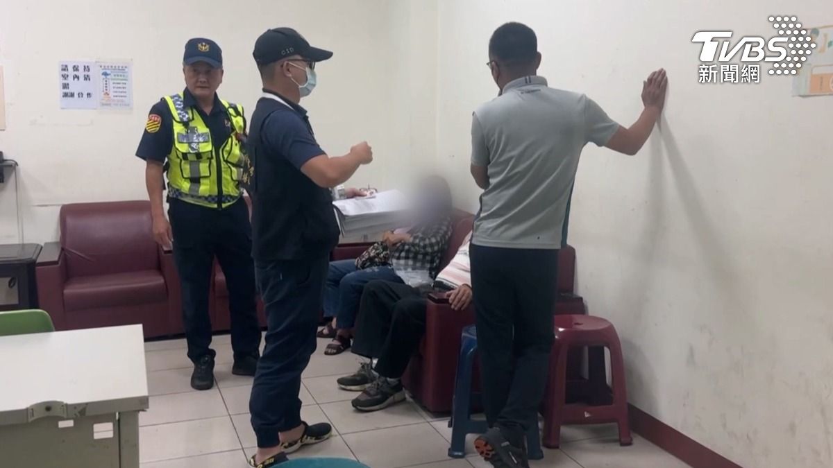 台南柳營陳姓男子上班途中遭運豬車撞擊身亡，7旬雙親難以接受兒子突然離世的噩耗。（圖／TVBS）