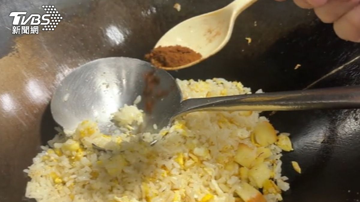 除了蜂蜜蛋糕，菜單上還有撒上咖啡粉提味的「咖啡吐司炒飯」。（圖／ＴＶＢＳ）