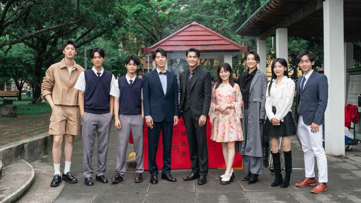 金雲(左起)、張家勗、擎楷、林嘉威、安俊朋、楊小黎、趙逸嵐、簡劭峰、王瑋鍾開鏡齊聚。(圖/大鴻藝術提供)