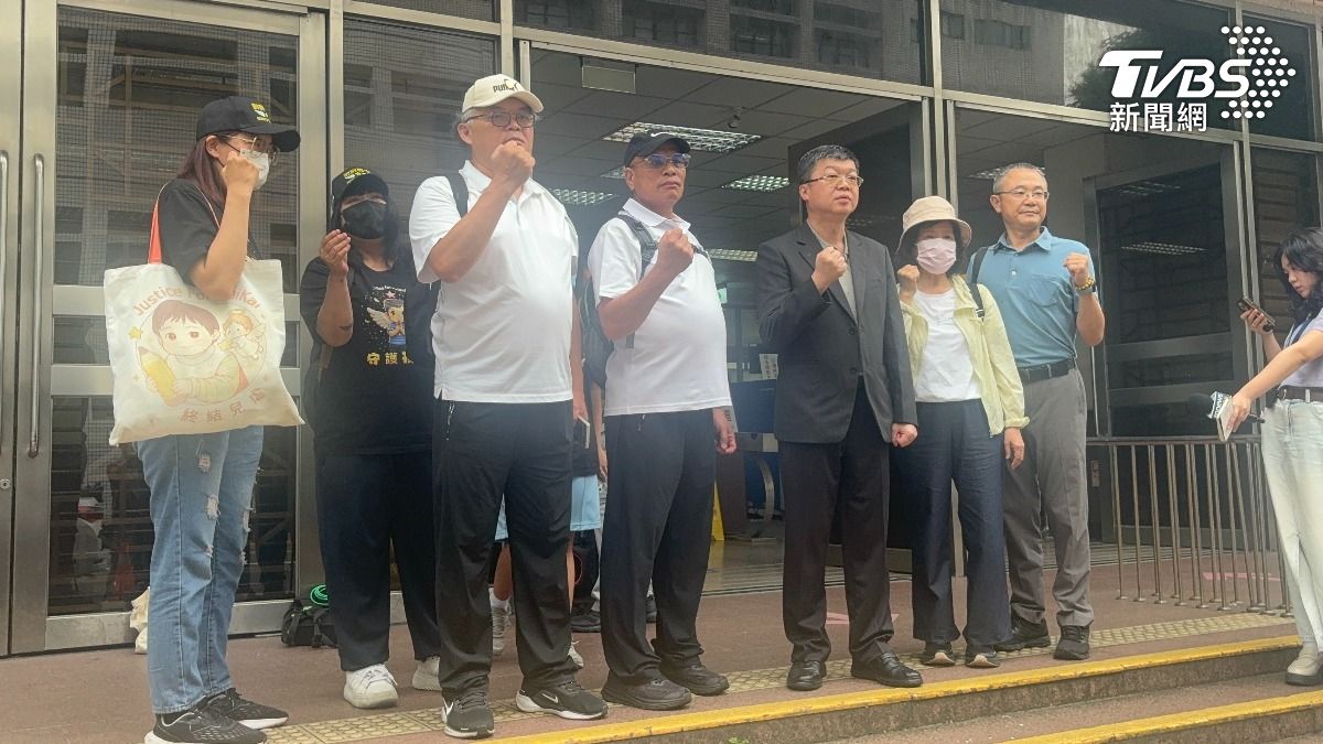 殉職所長父親（中）以及母親（右2）。（圖／潘千詩攝）