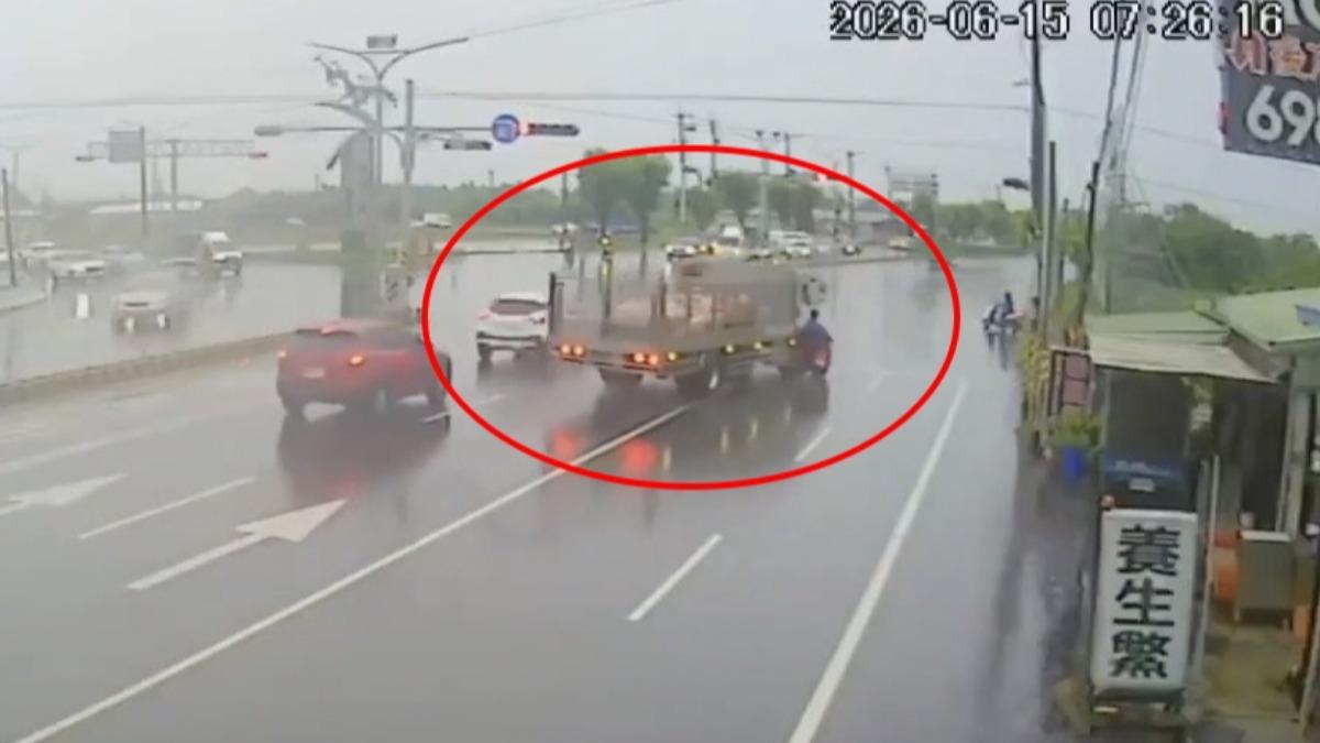 運豬車當場撞上騎士並將其輾過。（圖／民眾提供）