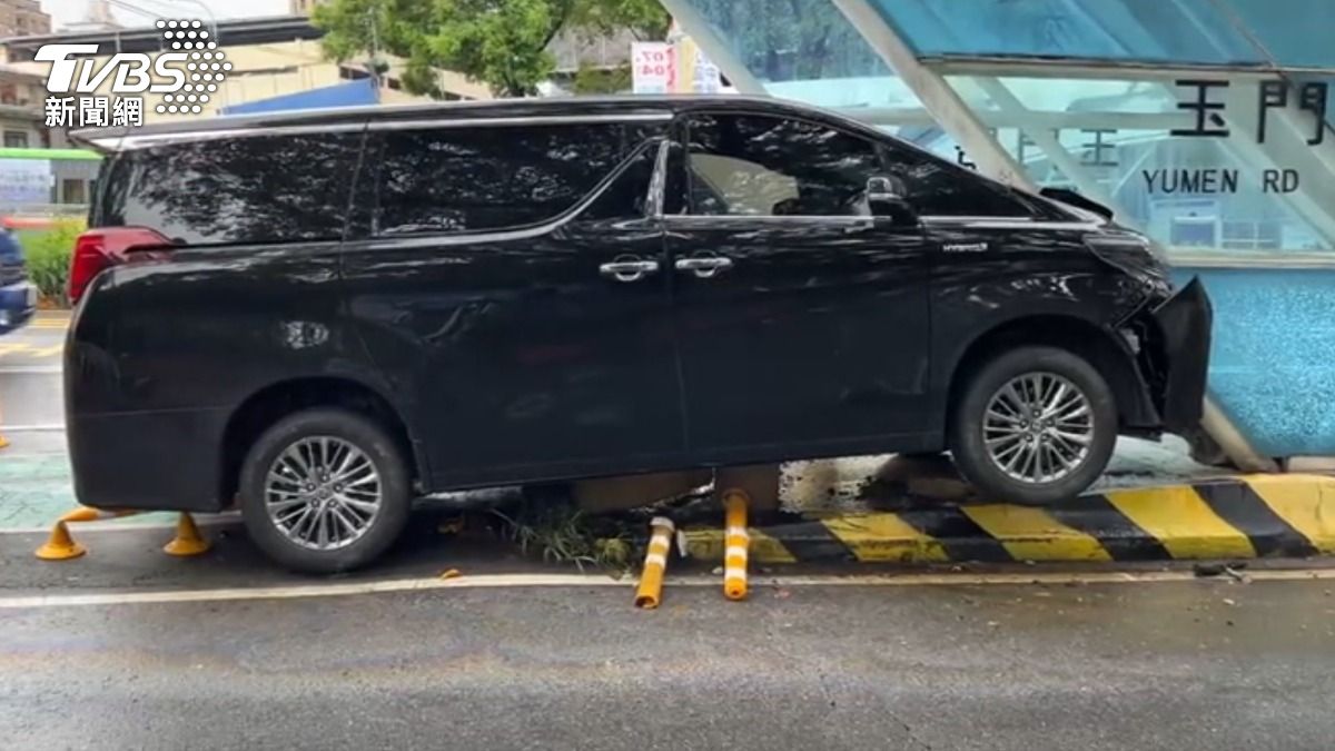 25歲男子毒駕自撞BRT車站。(圖/TVBS)