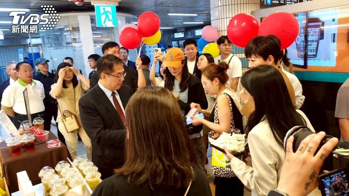 黃偉哲赴韓國推廣農產品 芒果、鳳梨韓國人瘋搶試吃