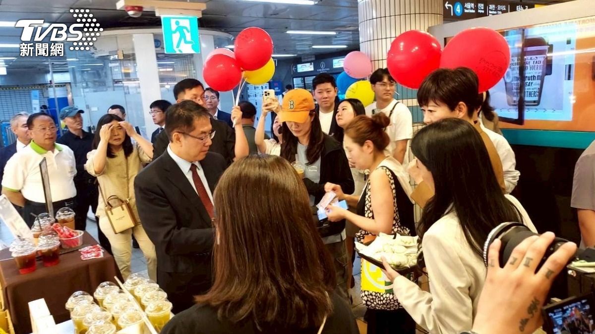 台南市長黃偉哲到首爾地鐵站，舉辦農產品試吃快閃。（圖／TVBS）