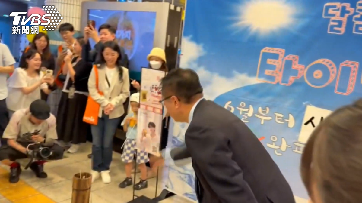 玩起韓國的傳統遊戲「投壺」，只要獲勝就能夠獲得台南鳳梨。（圖／TVBS）