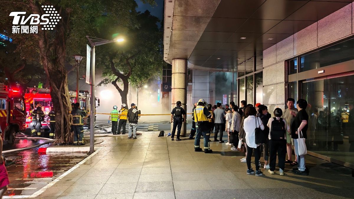 ​消防人員抵達後立即展開搜救與疏散行動，總計安全疏散大樓內共計23名民眾。（圖／陳冠宇攝）
