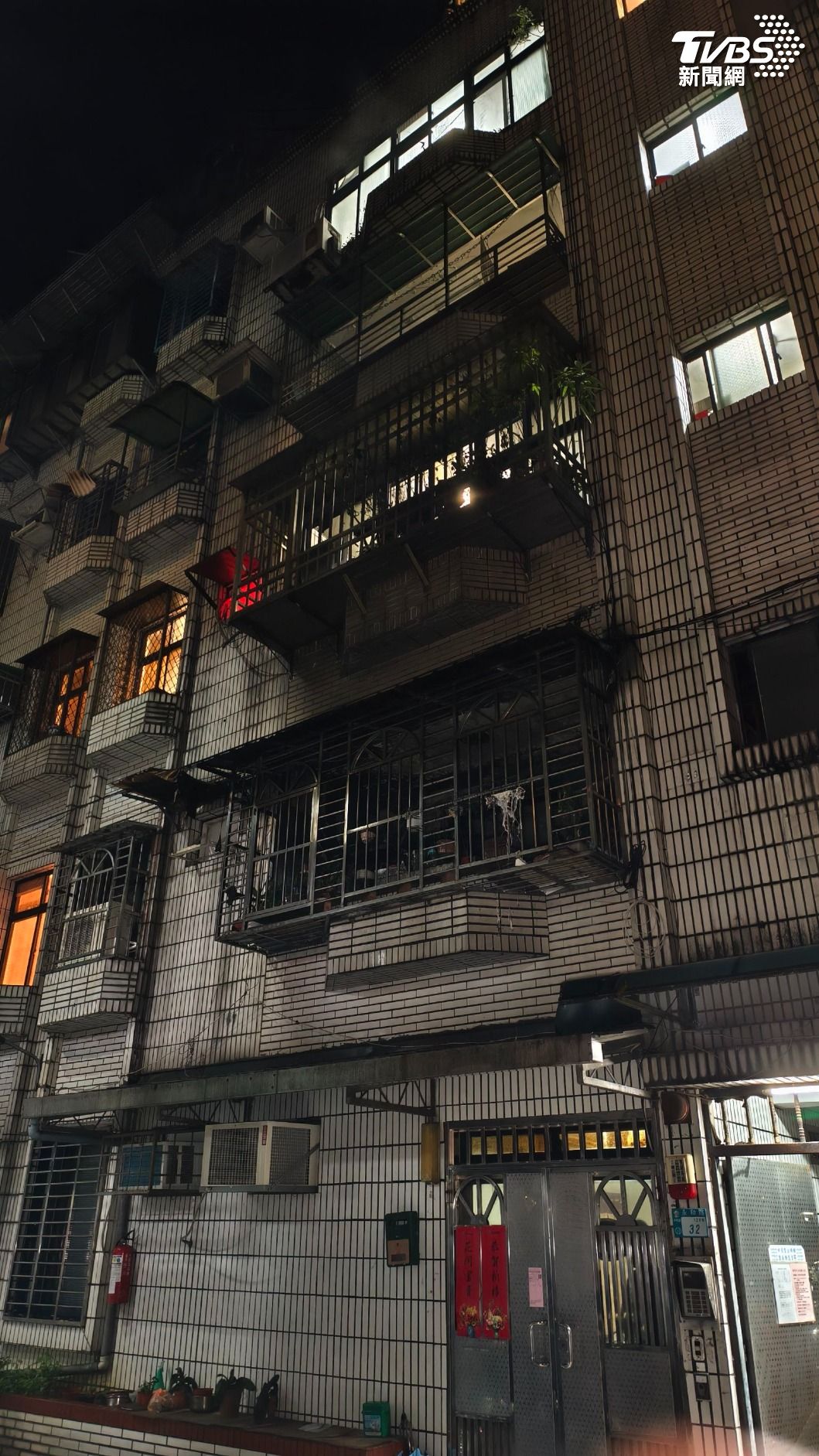 新北市中和區永和路一處民宅凌晨發生火警,現場為一棟5層樓公寓,起火點位於2樓。(圖/陳冠宇攝)