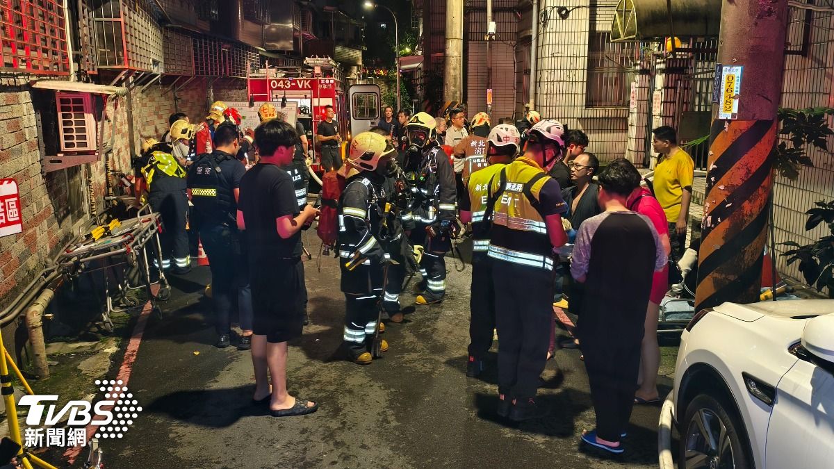 新北市消防局共計派遣32輛消防車、101名消防人員趕往現場馳援。(圖/陳冠宇攝)