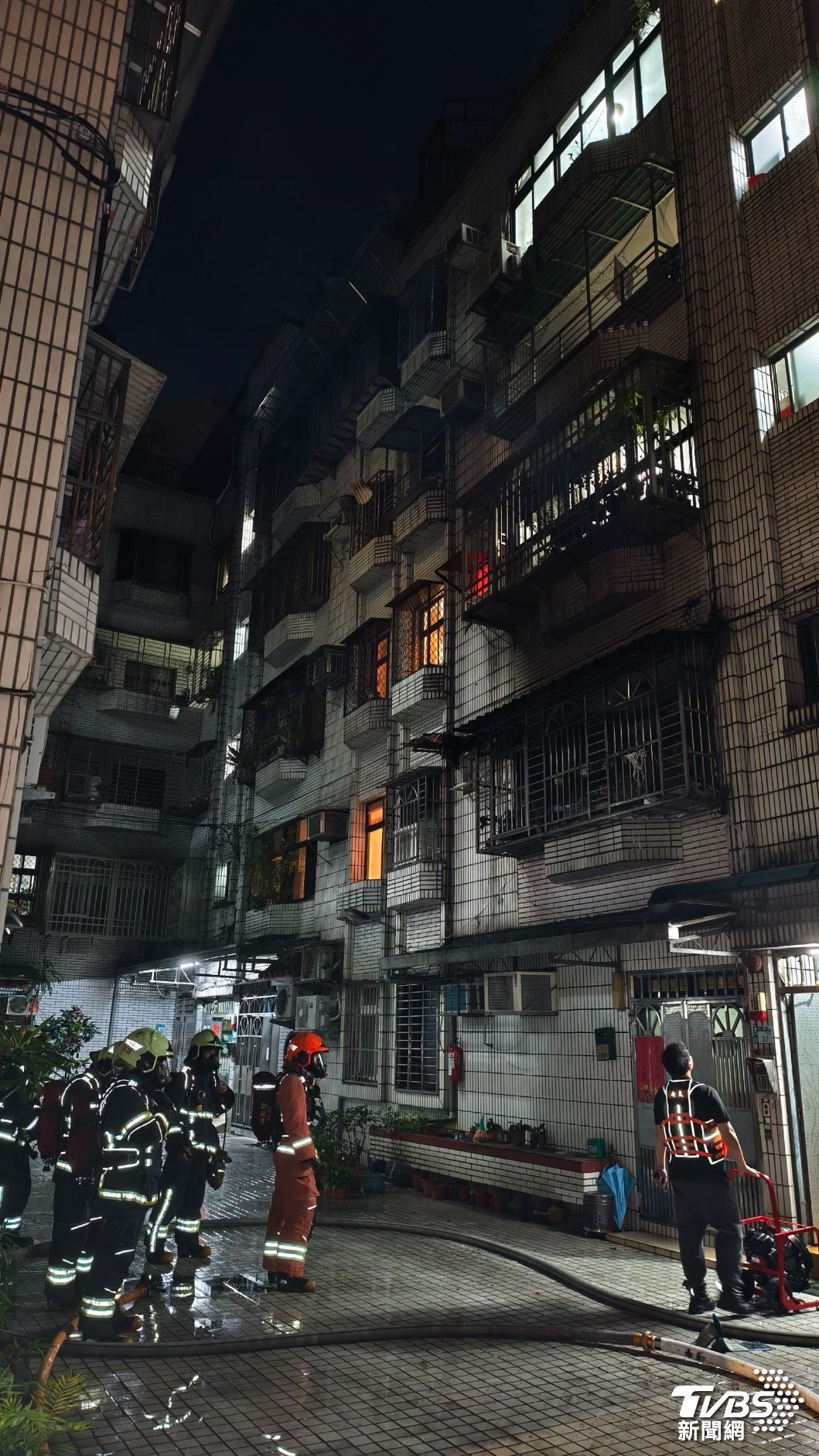 現場主要燃燒區域為2樓的客廳及臥室,燃燒面積約15平方公尺。(圖/陳冠宇攝)
