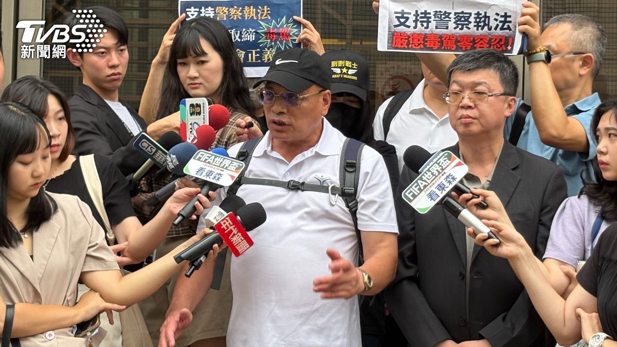 土城殉職所長父親激動表示現在自己已經成了「活死人」。(圖/TVBS)
