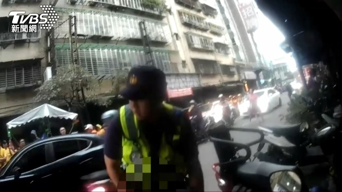 醉漢硬闖陣頭鬧事，當場被員警壓制保護管束。（圖／TVBS）