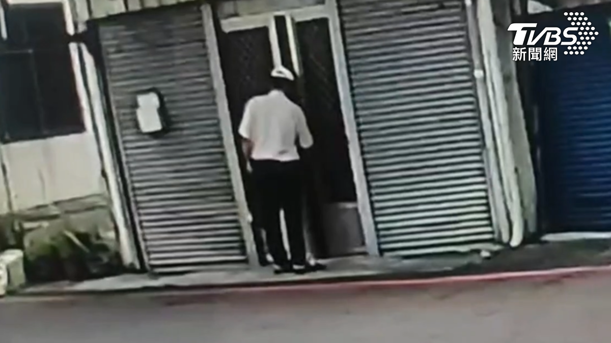 在嘉義市西區博愛新村，52歲李姓慣竊大白天破壞門鎖闖入民宅，偷走現金、兩支手機及多項物品（圖／TVBS）