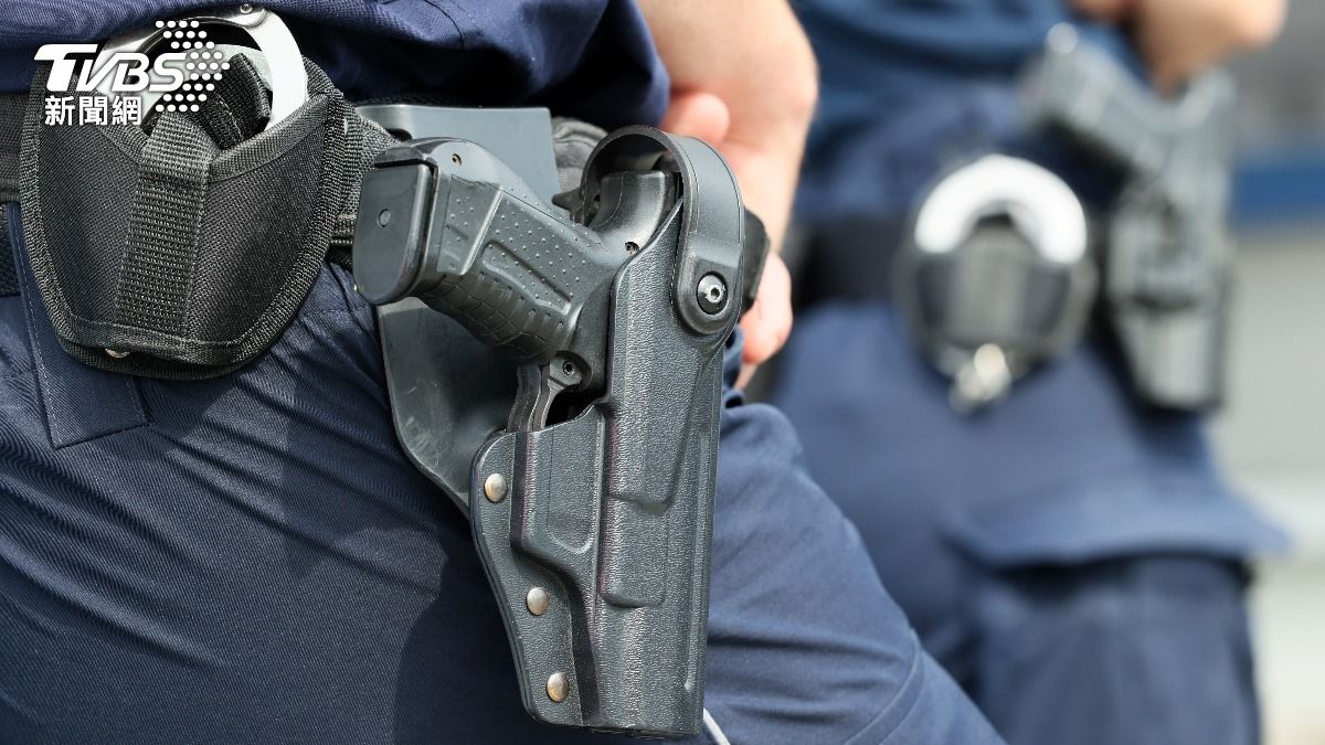 天兵警察「拔槍互瞄走火」！美同事當場中彈　滿手血軟倒畫面曝