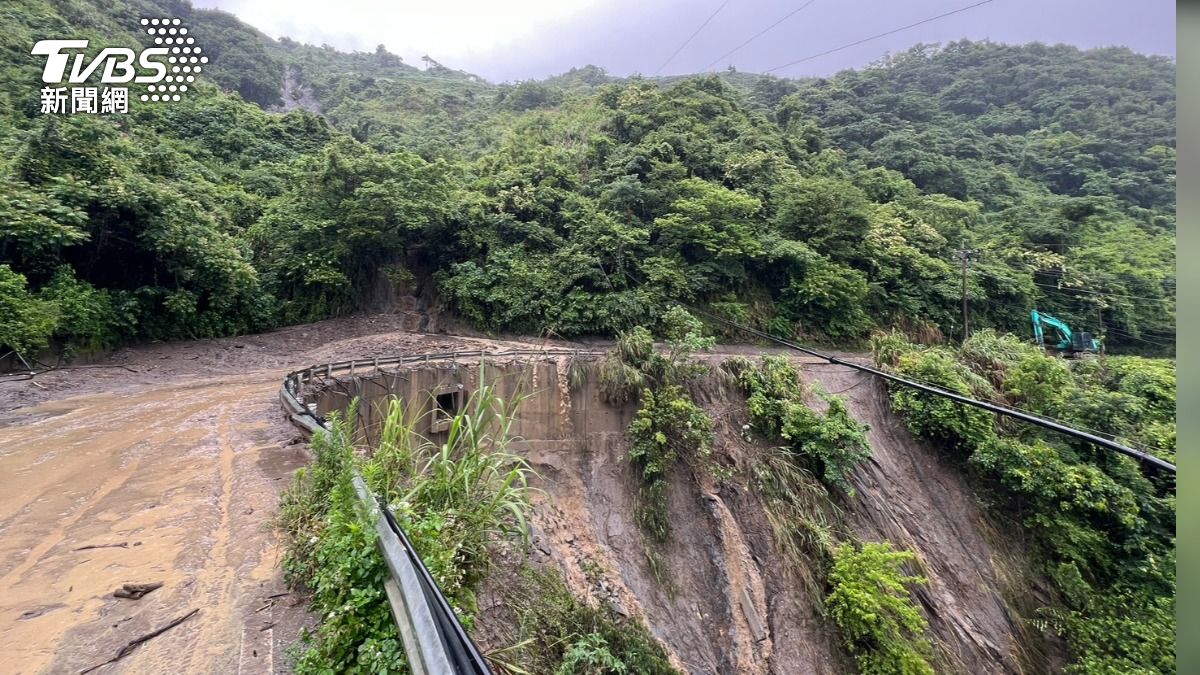 雨狂炸投89線!28.3K再爆邊坡崩塌 封路搶修畫面曝