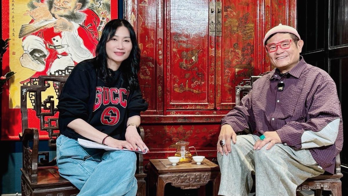 許效舜(右)接受TVBS娛樂頭條YT節目《T TALK》主持人楊起鳳專訪。(圖／TVBS)