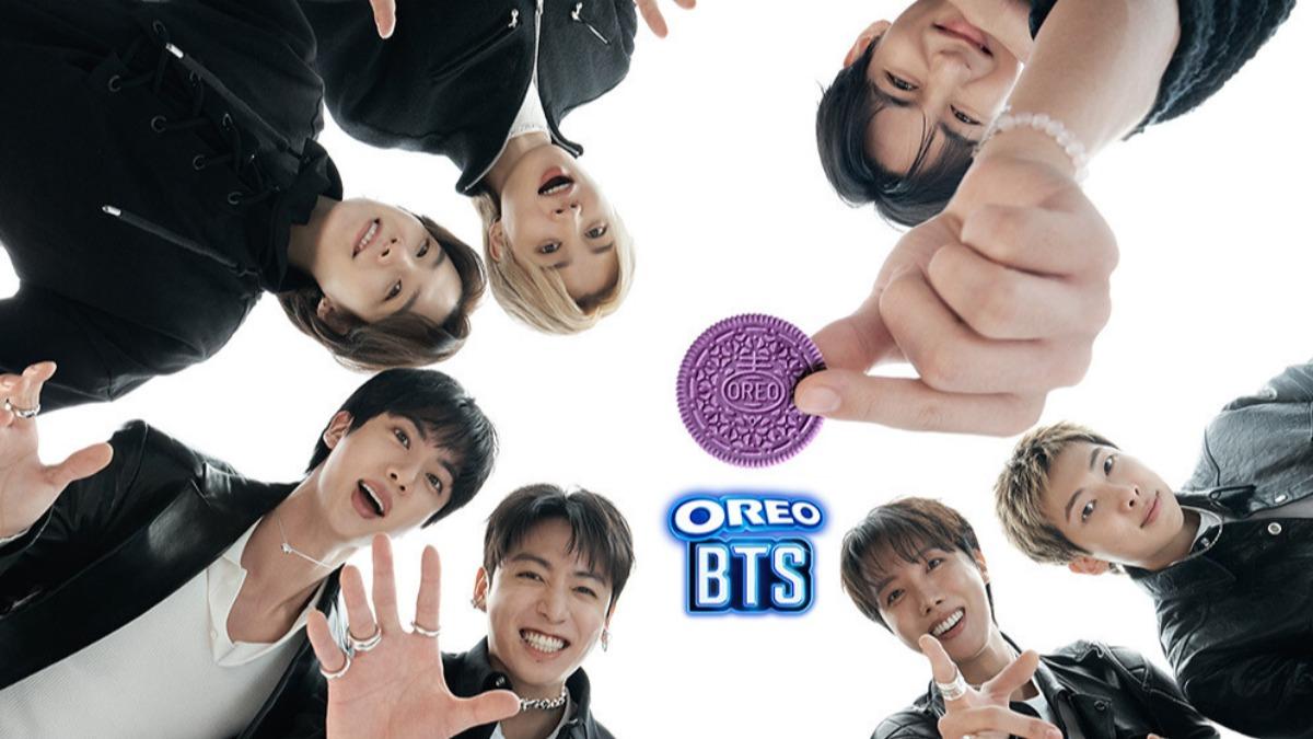 BTS x OREO限定款,幻紫黑糖煎餅口味,餅乾壓紋由成員設計。(圖/翻攝OREO X)