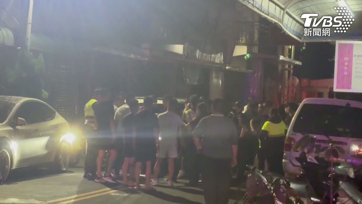 清水知名豬腳店遭砸！起因疑3男子不滿「還沒開店」優勢警力到場