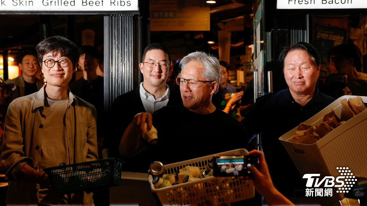 黃仁勳訪韓期間,與多位財閥掌門人聚餐互動。(圖/達志影像路透社)
