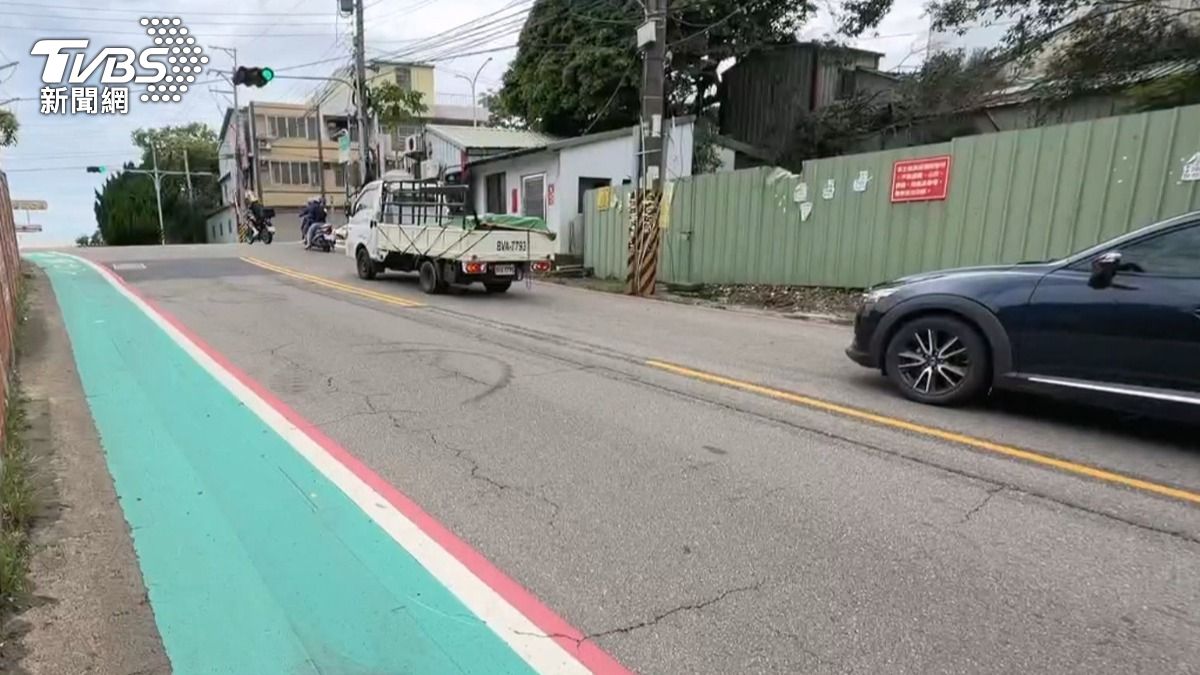 駕駛人遇到鳴笛閃燈的救護車仍不禮讓,最高可處3萬元罰鍰。(圖/TVBS)