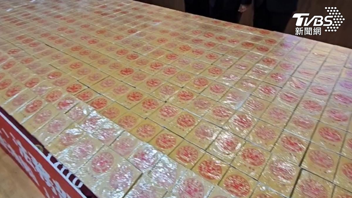 查獲之雙獅牌海洛因磚。(圖/TVBS)