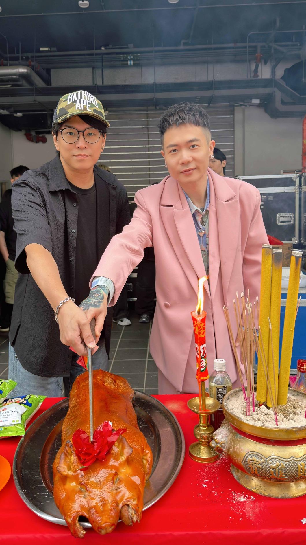 蕭秉治收到主辦單位送的小金豬。(圖/相信音樂提供)