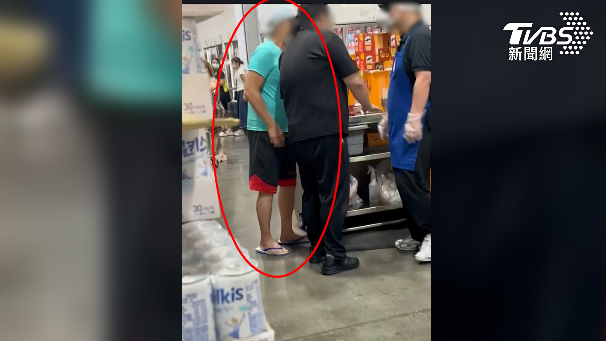 台南美式連鎖賣場爆衝突!身穿藍色衣服的男子疑似因不滿試吃攤位的推銷方式,當眾對工作人員大聲咆哮,甚至揚言要買下整間倉庫(圖/翻攝 爆料公社)
