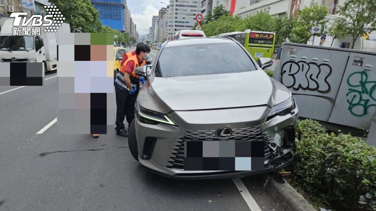 蕭姓老翁開車疑似身體不適撞上變電箱。（圖／TVBS）
