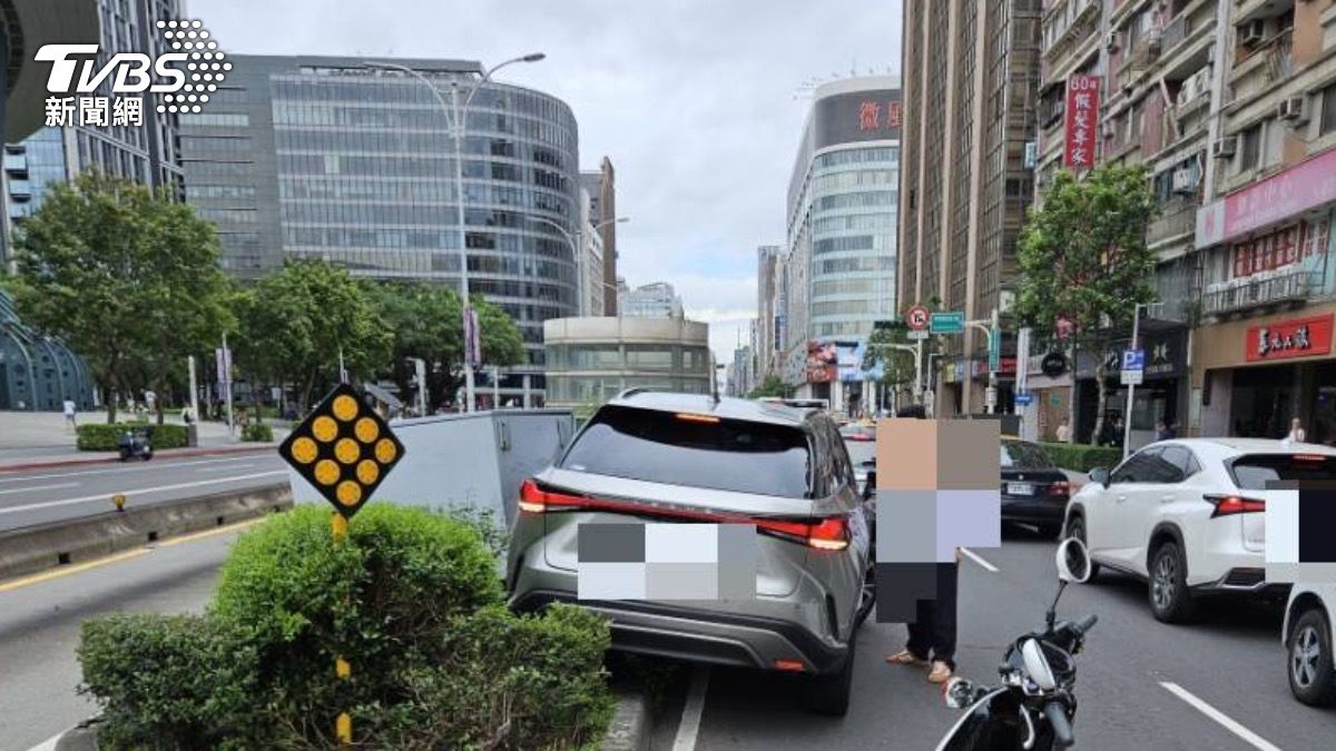 車禍一度導致附近住戶沒電可用,連微風南京百貨也受影響。(圖/TVBS)