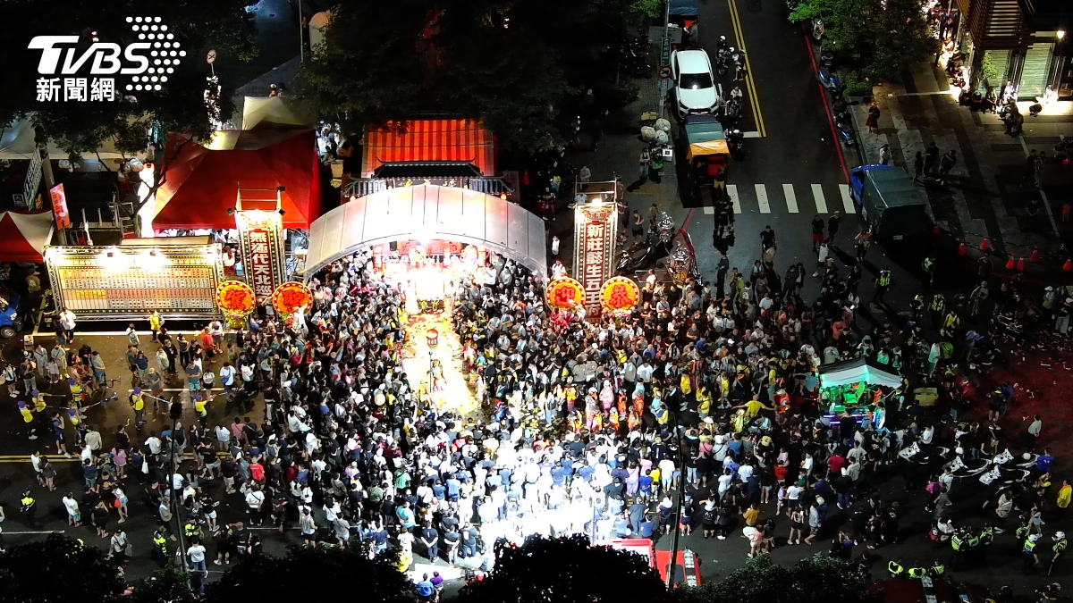 新莊大拜拜吸引眾多信眾,警方透過無人機掌控現場局勢。(圖/TVBS)