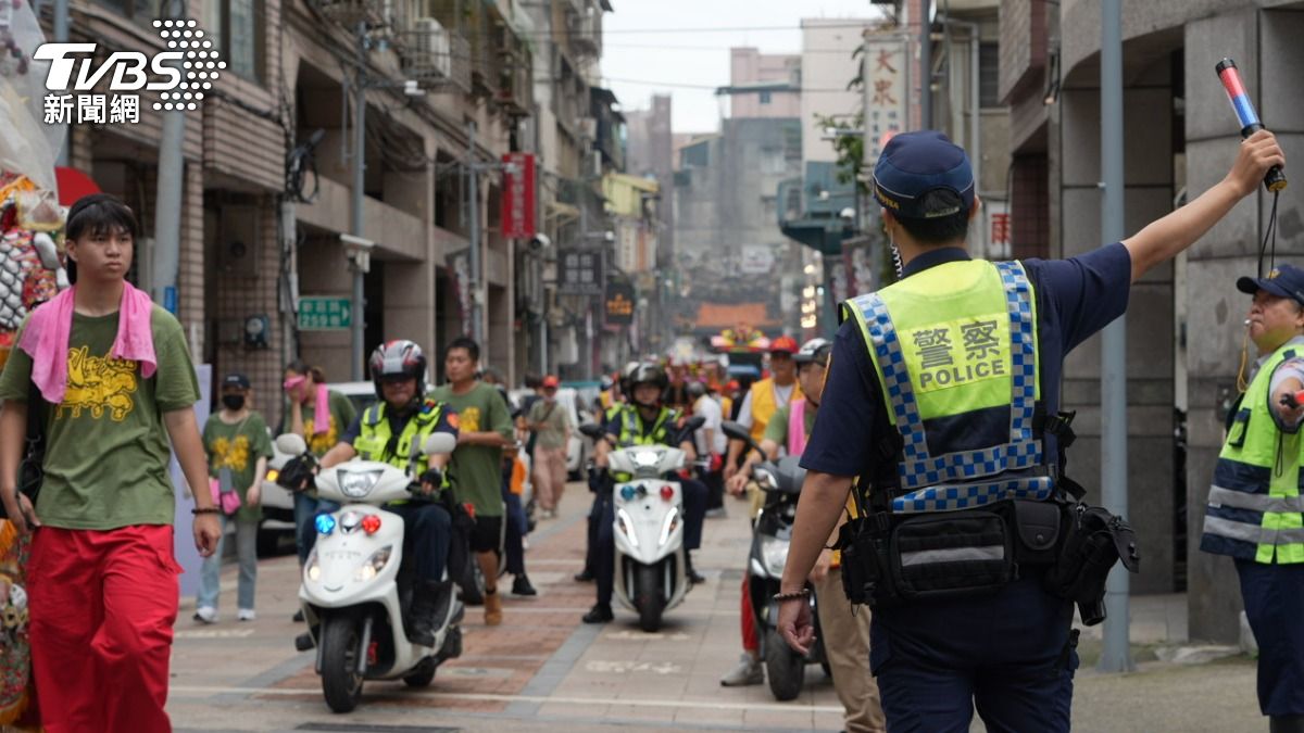 新莊大拜拜吸引眾多信眾，警方動員700名警力投入維安、交管。（圖／TVBS）