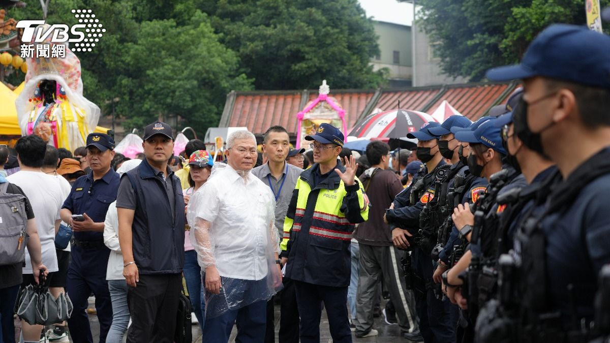 新北市警察局長方仰寧(白衣)到場坐鎮。(圖/TVBS)