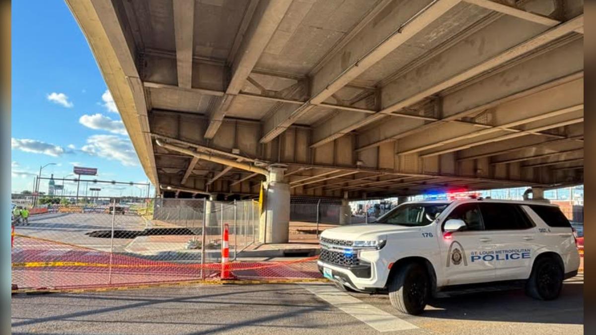 美國密蘇里州聖路易市出現巨型天坑，44號州際公路緊急封閉至少一周。（圖／聖路易斯都會區警察局FB）