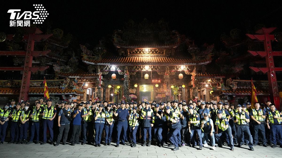新莊地藏庵遶境平安圓滿結束,員警們開心合影。(圖/TVBS)