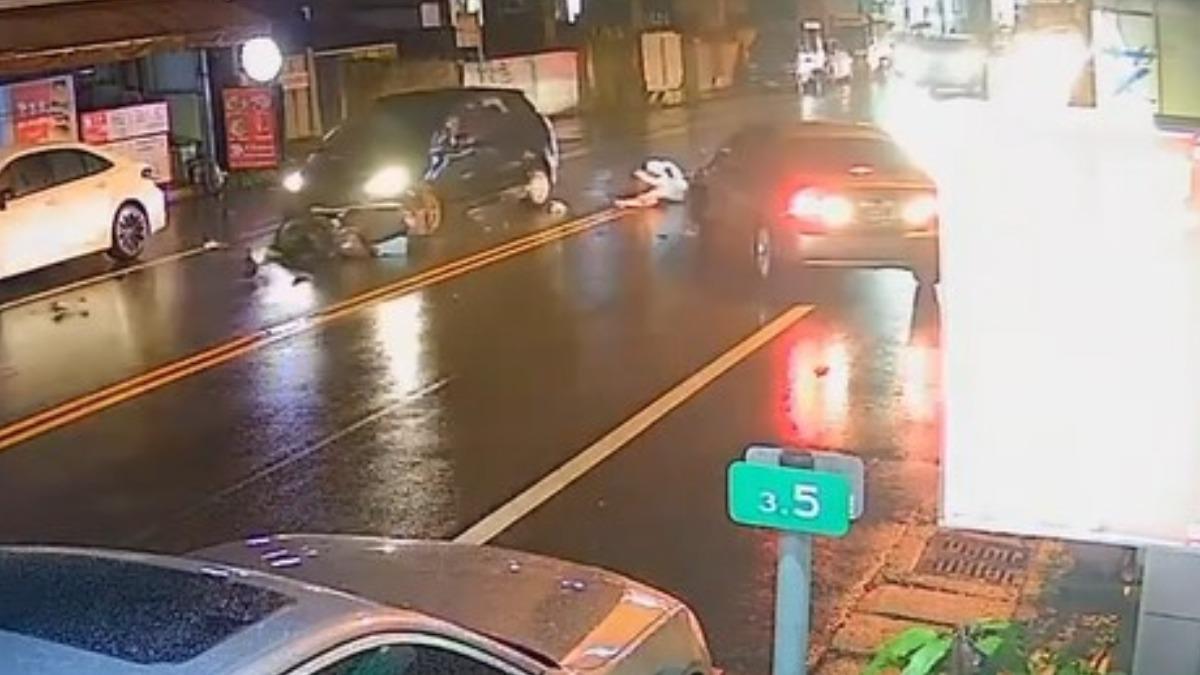 銀車左切沒打燈，機車騎士閃避不及撞飛，又遭對向黑車二次撞擊。（圖／附近店家提供）