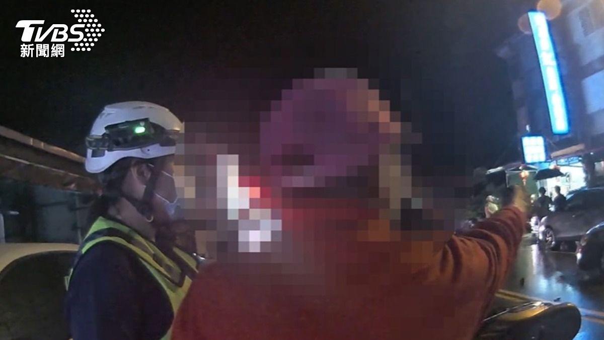 受波及黑車駕駛向員警解釋事發經過。（圖／TVBS）