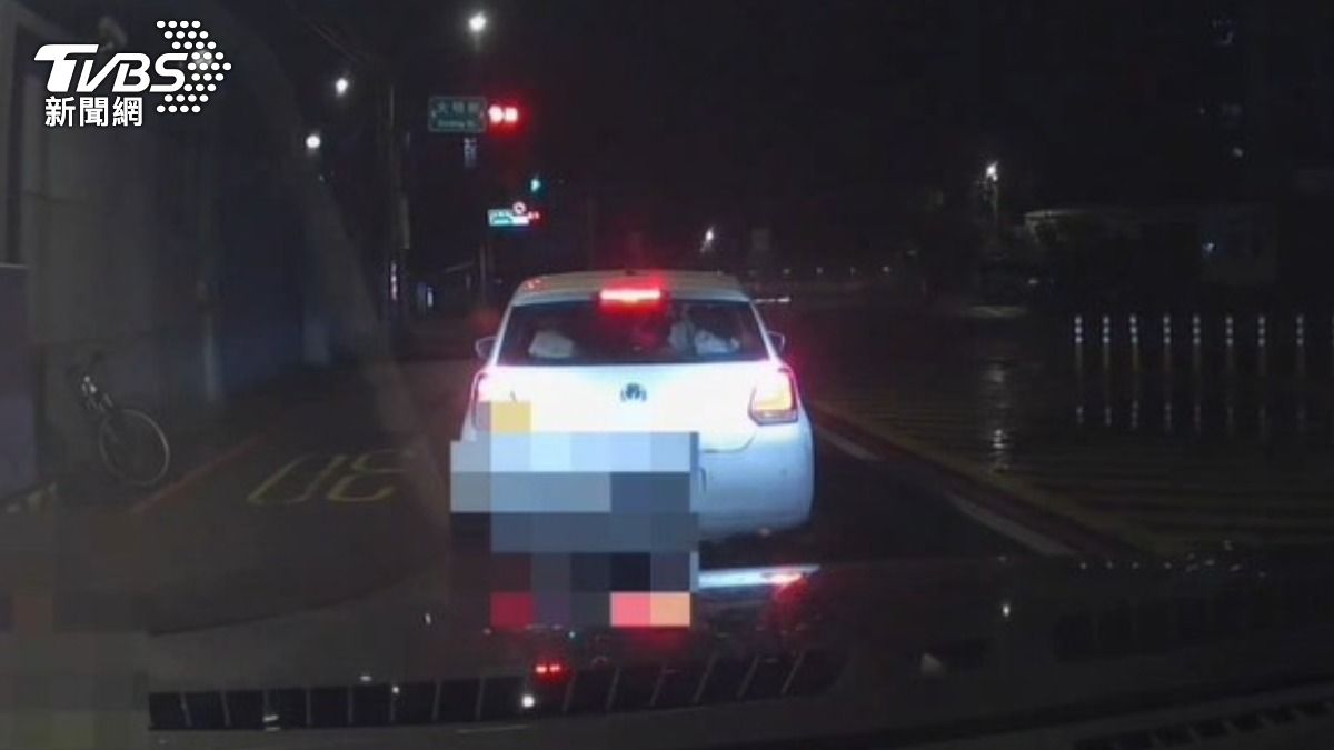 這輛白車整路搖搖晃晃,警方不敢輕忽,立刻攔查。(圖/TVBS)