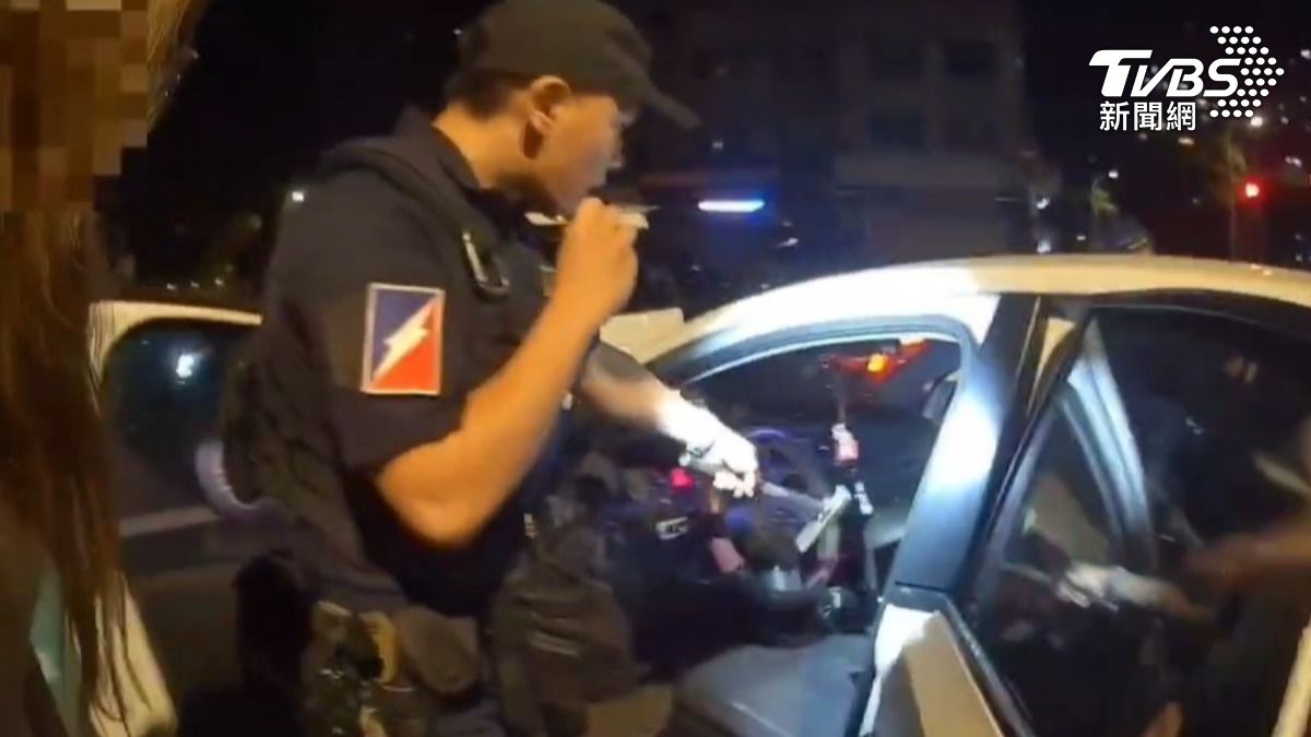 警方手電筒一照,發現車內有不明白色粉末。仔細搜查,果然發現不少毒品。(圖/TVBS)