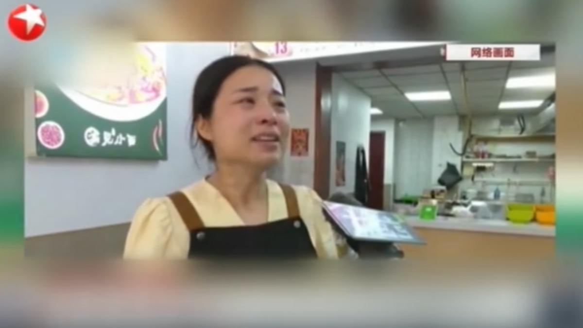 大陸知名連鎖麵店品牌「遇見小麵」全球門市超過500家，去年底在港股上市，近期卻因控告河南一間名為「渝見小麵」的夫妻麵館侵權而引發爭議。（圖／上海東方衛視）