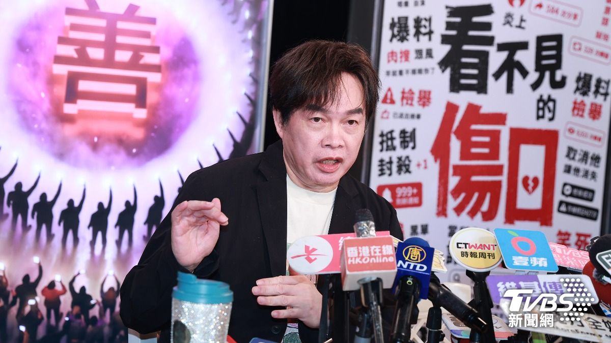 康康受訪談好友黃大煒。(圖/黃城碩攝)