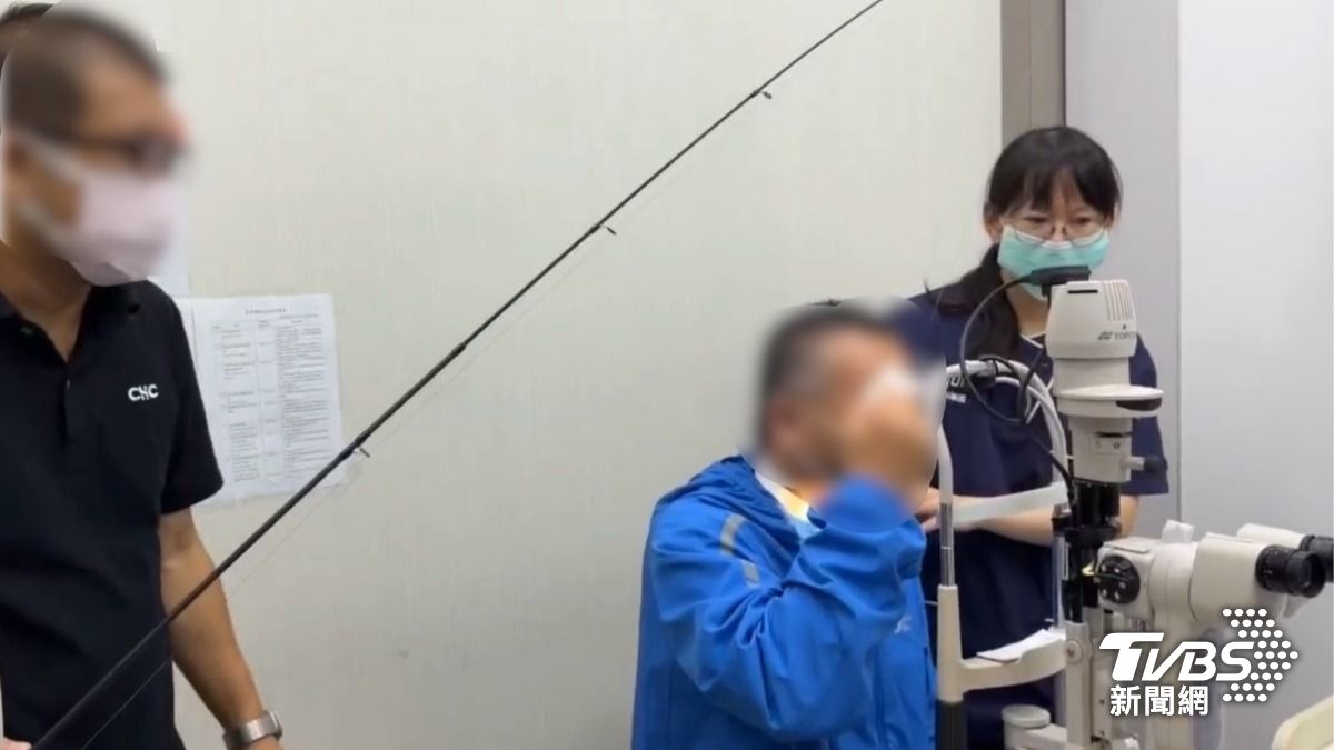 魚鉤反彈刺入右眼。（圖／洪啟庭醫師提供）