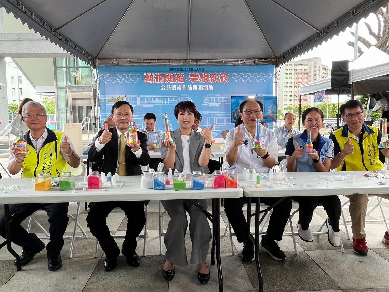 臺北大學站公共藝術結合國內外藝術家作品。