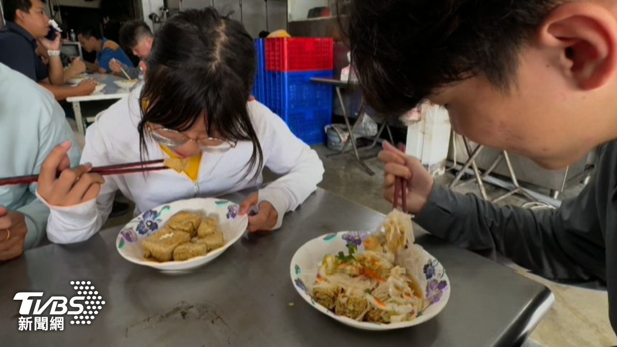 臭豆腐炸得金黃酥脆，讓人忍不住一口接著一口。（圖／TVBS）