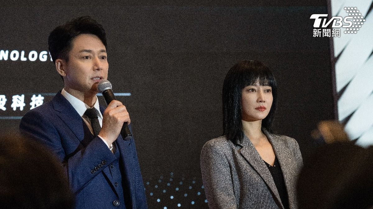 劉奕君(左)、譚卓飾演夫妻,兩人在工作、生活上產生歧異漸行漸遠。(圖/TVBS)