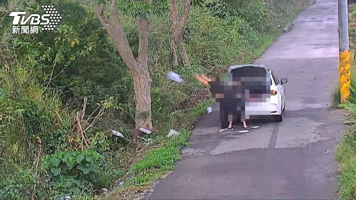 亂丟垃圾罰10萬!車上丟出「車主連坐」 囤積症也重罰。(圖/TVBS)