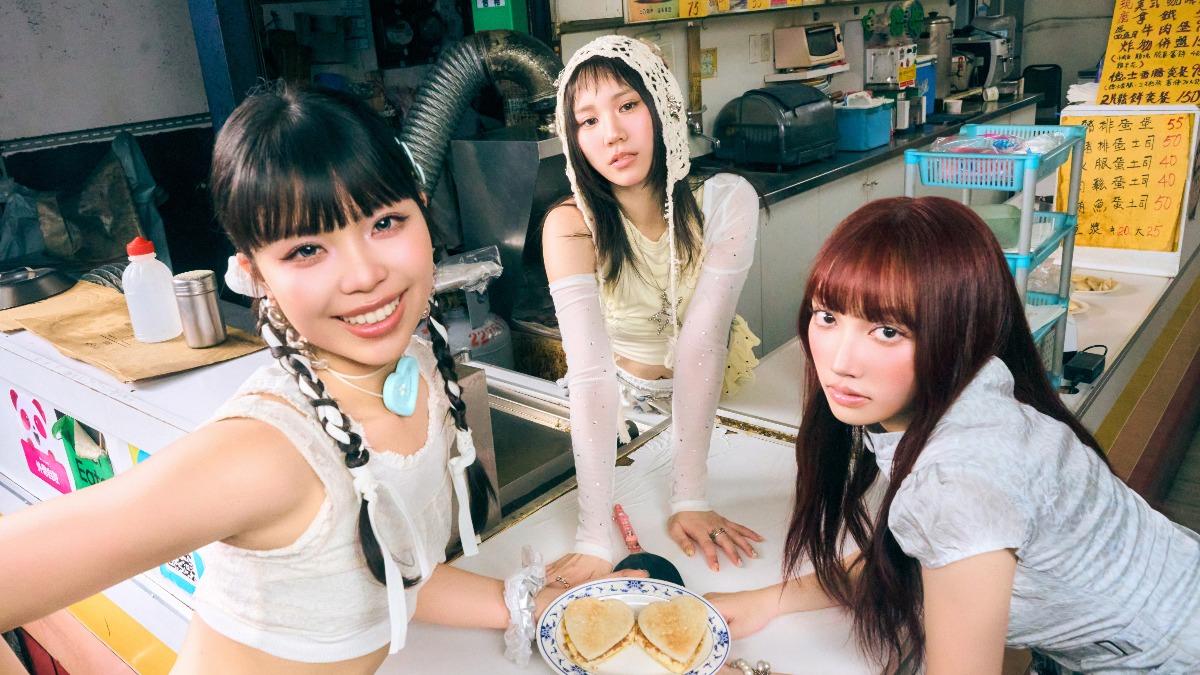 丞妘(左起)、品妡、栩栩新歌取樣經典名曲〈Lovefool〉。(圖/華研國際提供)