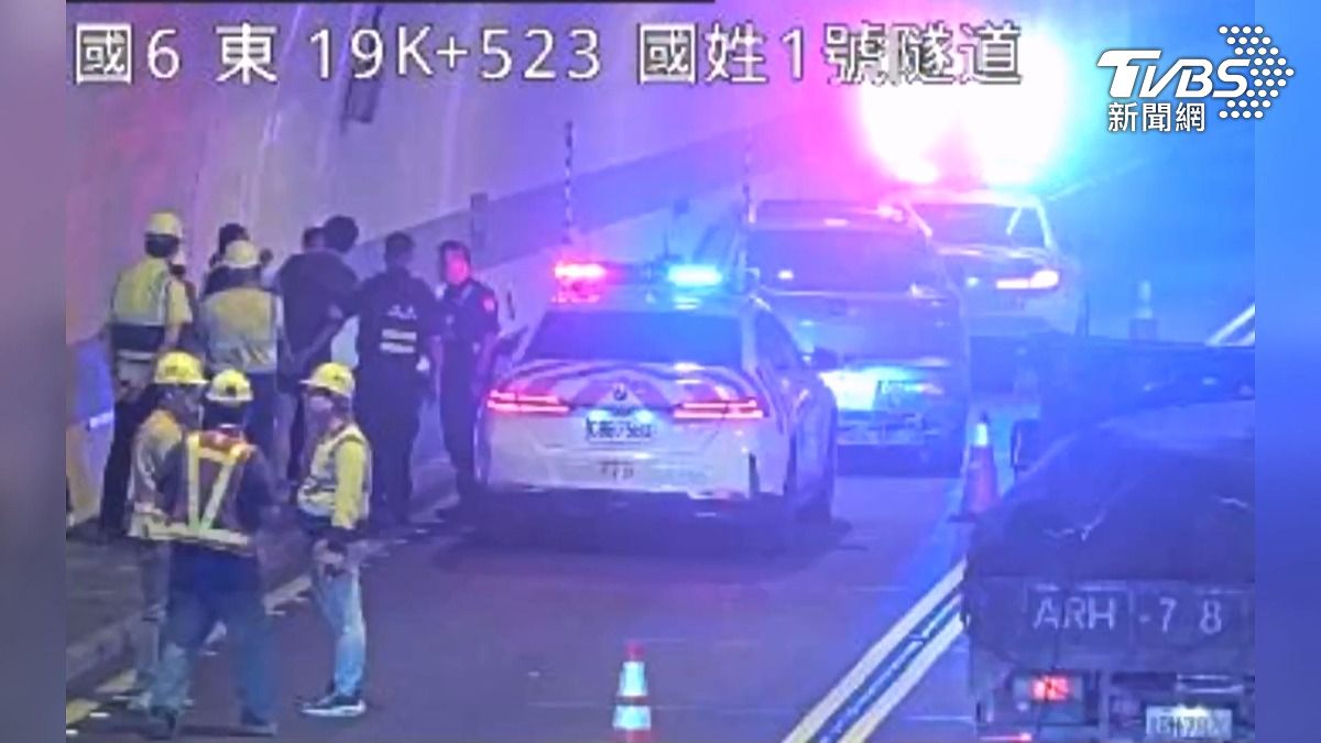 國道警追贓車隧道甕中抓鱉！越籍男「掙扎被拽」　上腳鐐手銬押走。(圖／TVBS)