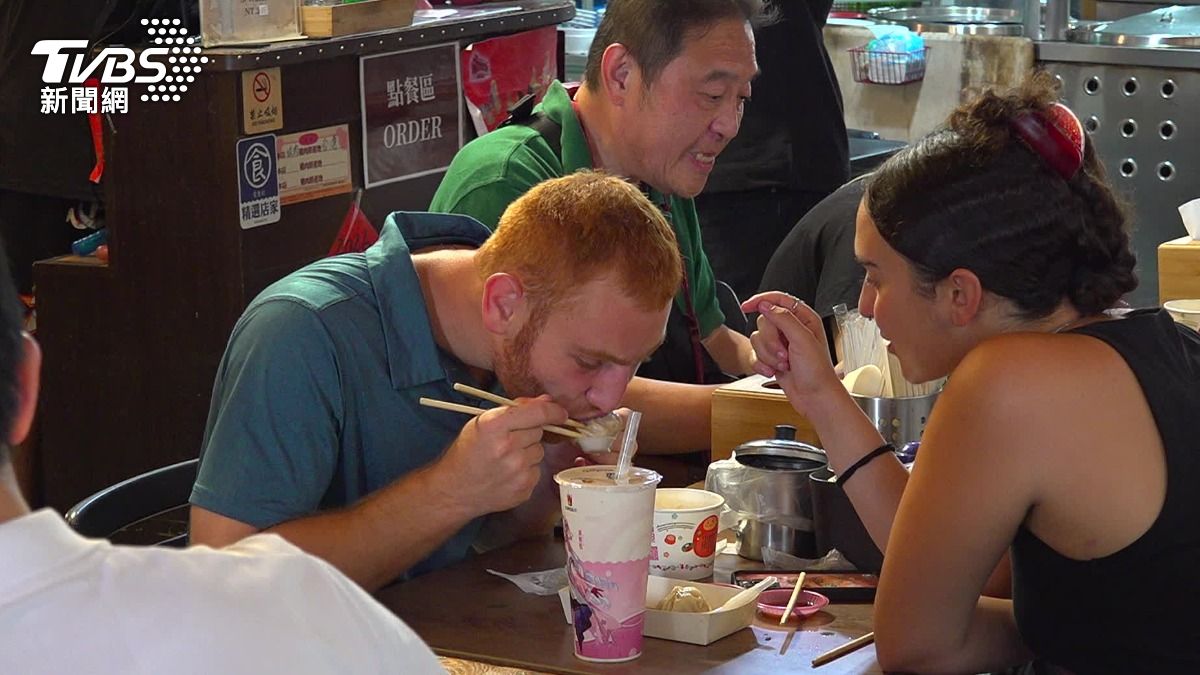 西門町一間被稱為「平價版鼎泰豐」的小籠湯包店，吸引許多國外觀光客。（圖／TVBS）