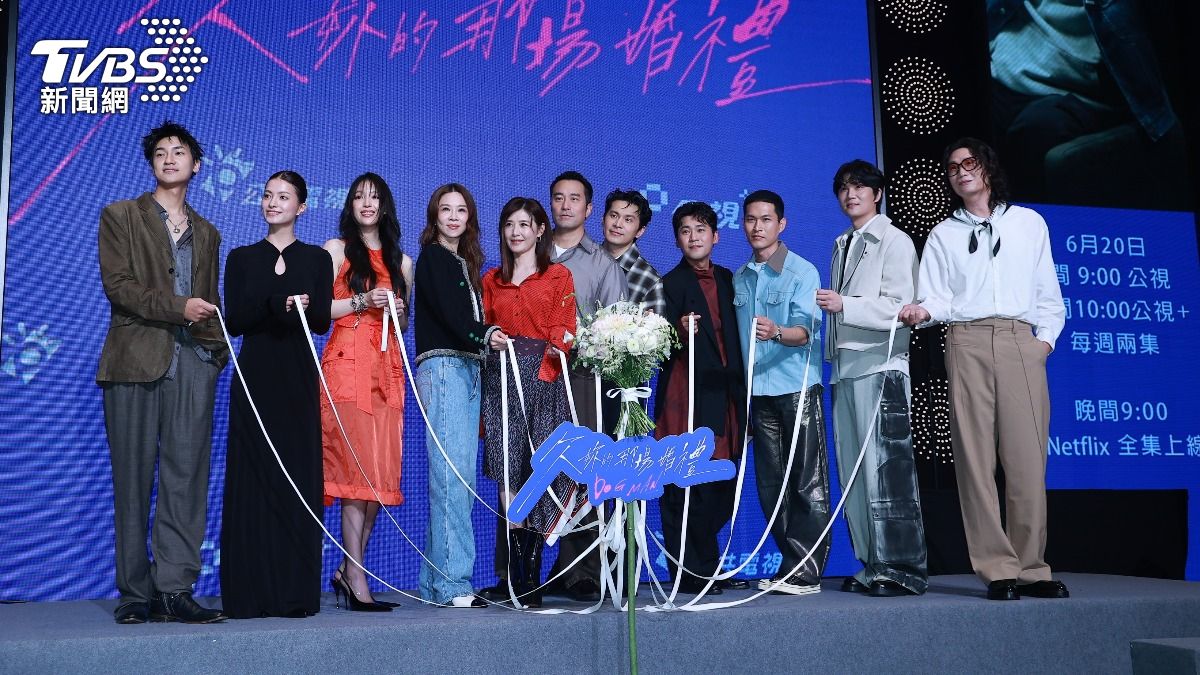 裴子齊(左起)、蒲禾菲、王渝萱、謝盈萱、蘇慧倫、張孝全、姚淳耀、黃迪揚、宇宙人跟粉絲相見歡。(圖/黃城碩攝)