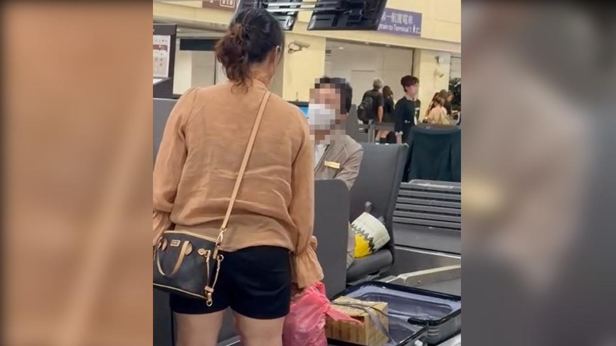 面對女子大吵大鬧，地勤人員無奈苦勸。（圖／目擊者提供）